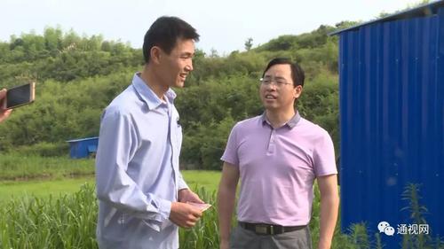 亚细亚扶贫工作组为其送上产业扶贫资金,并承诺收购所产蔬菜